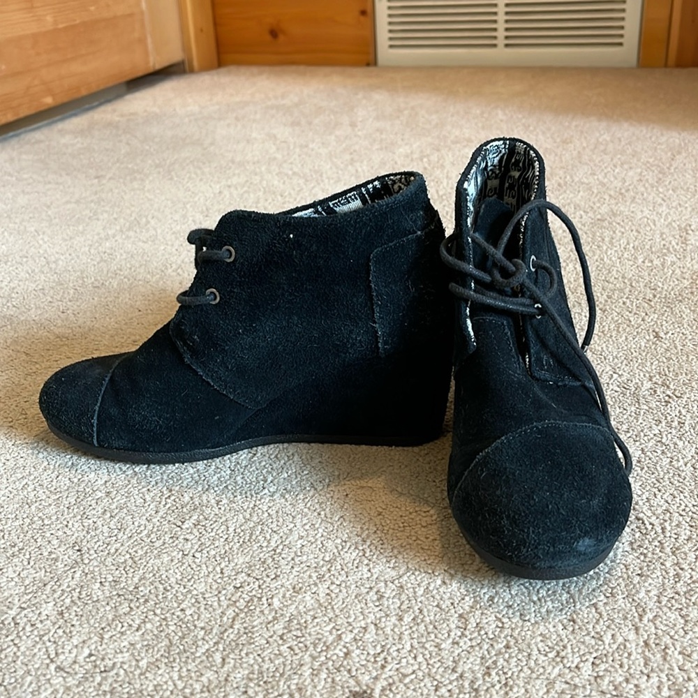 Tom’s, suede, lace up, desert black, wedge bootie, size 6.5